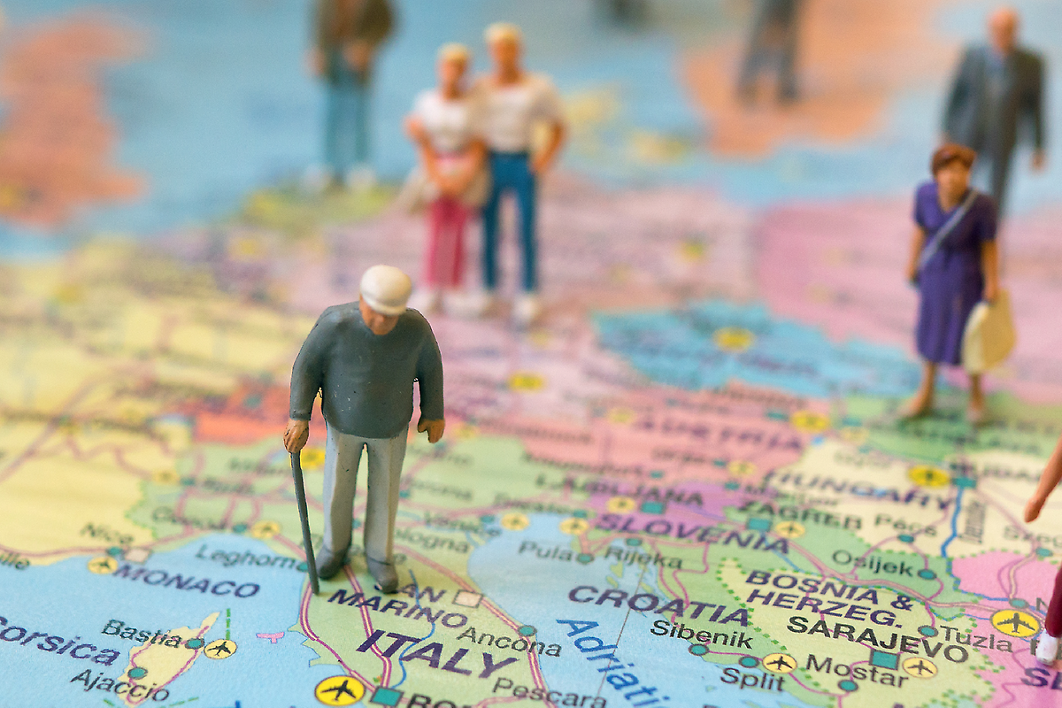 Figuren auf einer Europakarte