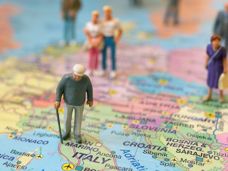 Figuren auf einer Europakarte