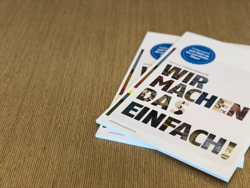 Foto von zwei adesso Brochüren