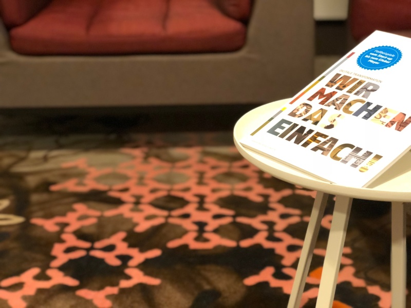 adesso Studie auf einem Tisch