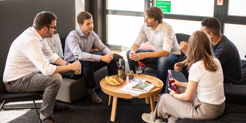  adesso Mitarbeiter machen gemeinsam Pause