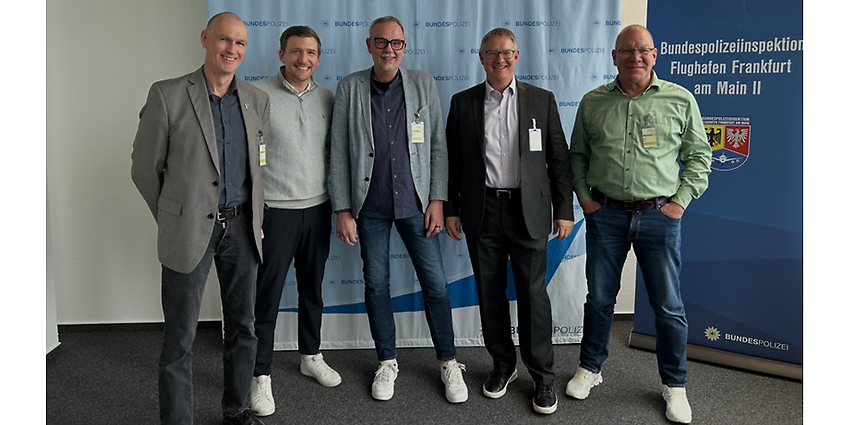 Michael Person von der Bundespolizei mit Lucas Schulten, Martin Ritschel, Bernd Kröger und Daniel Pilz vom„Kernteam Polizei“ bei adesso