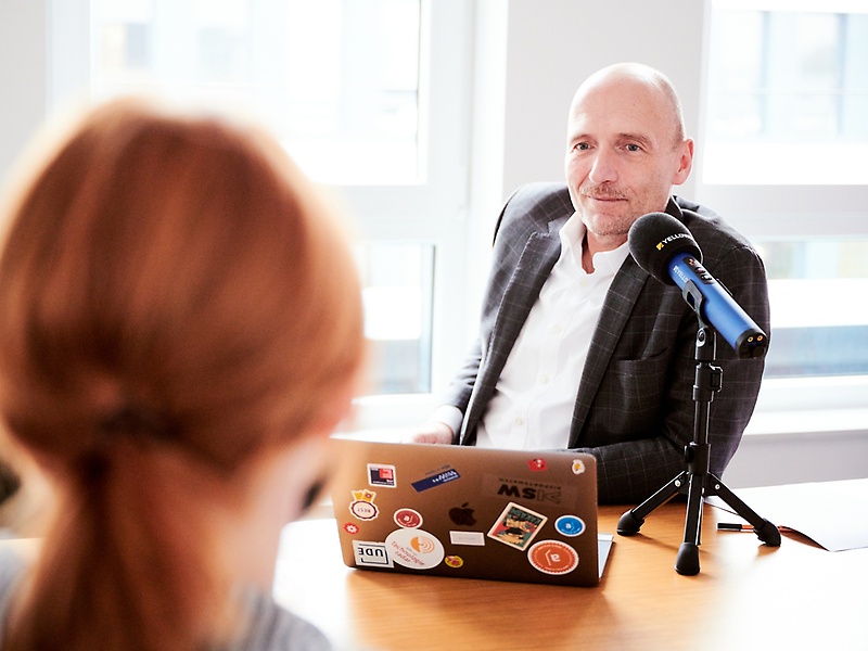 Volker Gruhn bei einer Podcast-Aufnahme