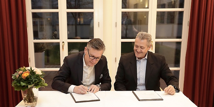 Oliver Schobert (links) und Ralf Männlein (rechts) unterzeichneten den Partnervertrag am 30. Januar in Bamberg. (Quelle: empiriecom)