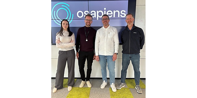 The osapiens and adesso teams are looking forward to their future collaboration; from left to right: Anna Maria Zlotnik, Partner Relationship Manager, and Christian Schleich, Head of Global Partner Management, (both osapiens) as well as Jan Cremer, Competence Center Head of Digitalisation, and Tobias Kosten, Managing Consultant Sustainable Business, (both adesso). (Source: osapiens)