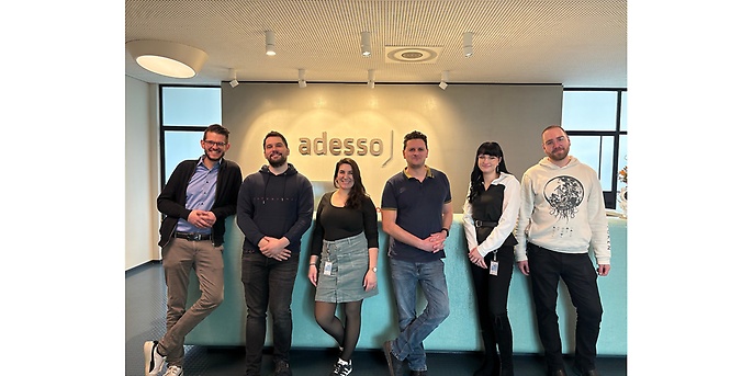 Das gemeinsame Team freut sich über das erfolgreich abgeschlossene Projekt, v.l.n.r.: Christoph Weyrauch (Leiter des Competence Center Public bei adesso), Elias Hegelheimer (Vorstand des Kreisjungendrings Neumarkt), Hanna Ebert (stellvertretende Projektleitung, adesso), Tobias Kirsch (Projektleitung, adesso), Nicoll Gajowska (Entwicklerin, adesso) und Nico Schumm (Entwickler, adesso). (Quelle: privat / Fotografin: Julia Knaupp)
