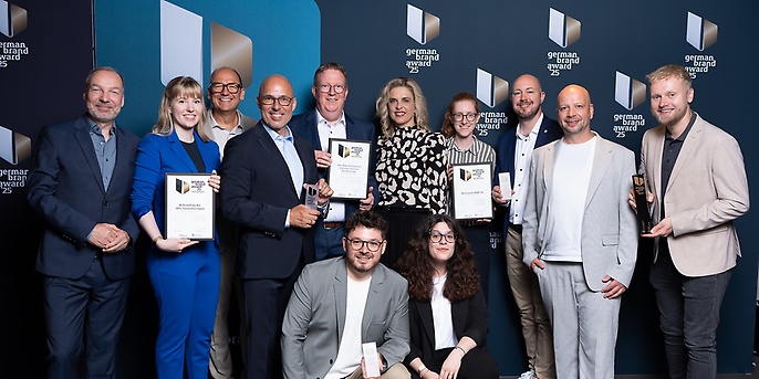 Hintere Reihe v.l.n.r.: Ingo Gregus (adesso), Carolin Werning (VPV), Ralf Pispers (pbm), Peter Helmerichs, Dr. Olaf Schmitz, Sanija Memetovic (alle VPV), Vanessa Niestroj, Matthias Lahr (beide DHB), Maurice Sonneveld (adesso) und Sebastian Brüning (BVB). Vordere Reihe v.ln.r.: Kethe Theermann und Sara Zguric (beide adesso).