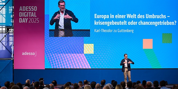Karl-Theodor zu Guttenberg bekräftigte in seinem Vortrag auf dem adesso digital day 2025 die geopolitische Bedeutung digitaler Unabhängigkeit für Europas Wettbewerbsfähigkeit (Quelle: adesso)