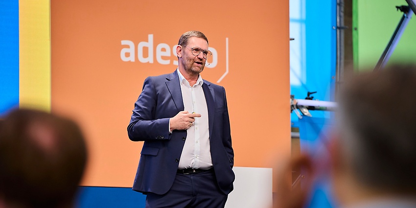 Mark Lohweber, Vorstandsvorsitzender der adesso SE, betonte auf dem adesso digital day 2025 die besondere Verantwortung der Digitalwirtschaft für die Gestaltung der Zukunft Deutschlands und Europas (Quelle: adesso)