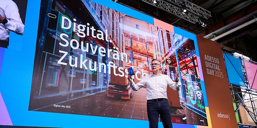 Oliver Schobert, Executive Director Enterprise Sales & Marketing der adesso SE, empfing das Publikum auf dem adesso digital day 2025. (Quelle: adesso)