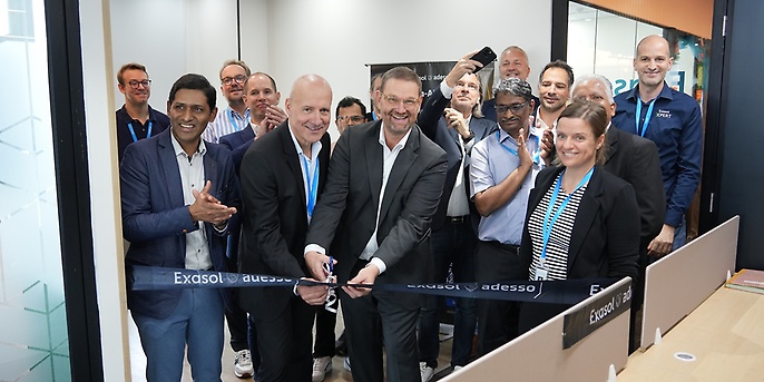 Exasol und adesso feiern gemeinsam die Eröffnung des neuen Exasol Tech Hubs im indischen Chennai. Auf dem Bild in der vorderen Reihe v.l.n.r.: Pramod Murali Dharan (Country Manager, adesso India), Jörg Tewes (CEO, Exasol), Mark Lohweber (CEO, adesso SE), Christine Bhosale (Chief People & Culture Officer, Exasol). (Bildquelle: Exasol)