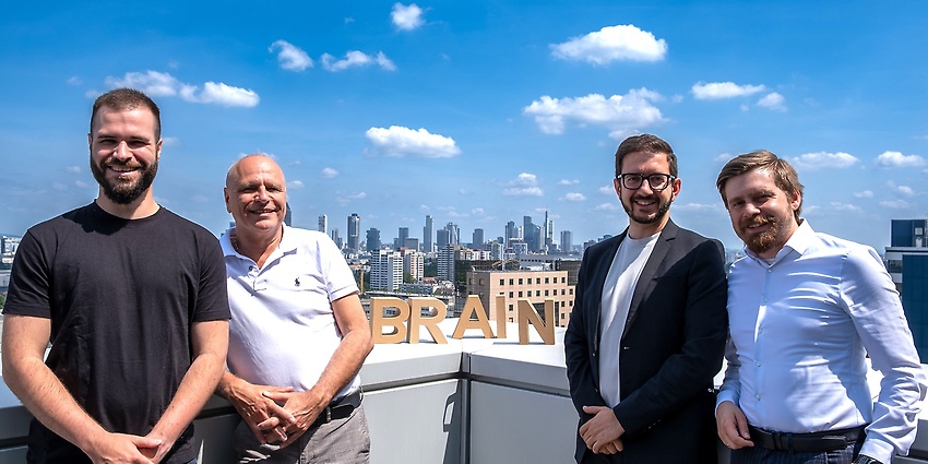 Die Gründer und Geschäftsführung des Start-ups br.AI.n. solutions GmbH von links nach rechts: Kevin Angele (CTO), Jürgen Angele (CKO), Tim König (CEO) und Tim Bunkus (CAIO). (Quelle: Tim Bunkus / br.AI.n. solutions GmbH) 