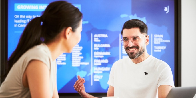 Mitarbeitende im Interaction Room im Gespräch