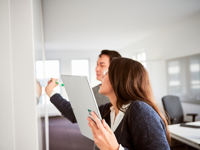 Mitarbeitende am Whiteboard