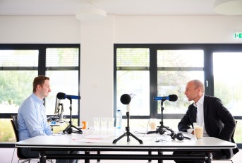 Prof. Dr. Volker Gruhn bei einer Podcast-Aufnahme