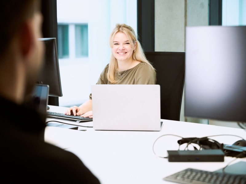 Eine Person sitzt an ihrem Arbeitsplatz und führt Tests durch 