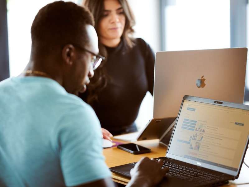 Mitarbeitende am Notebook