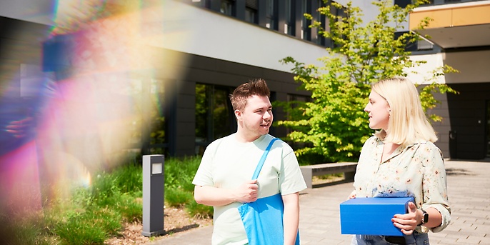 Mitarbeitende mit einem Paket