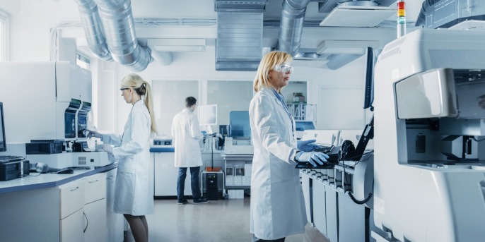 zwei Frauen stehen im Labor