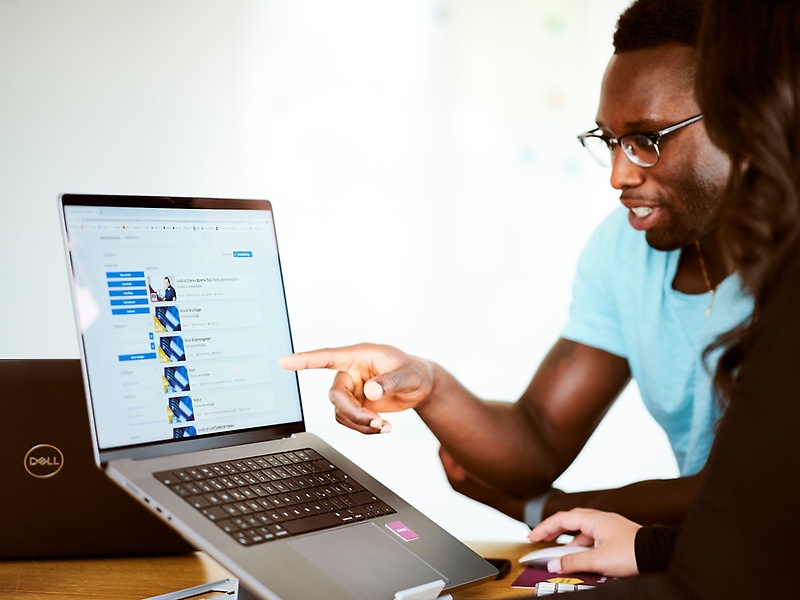 Mitarbeitende arbeiten am Notebook