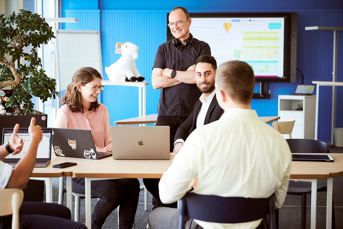 Mitarbeitende im Gespräch am Arbeitsplatz