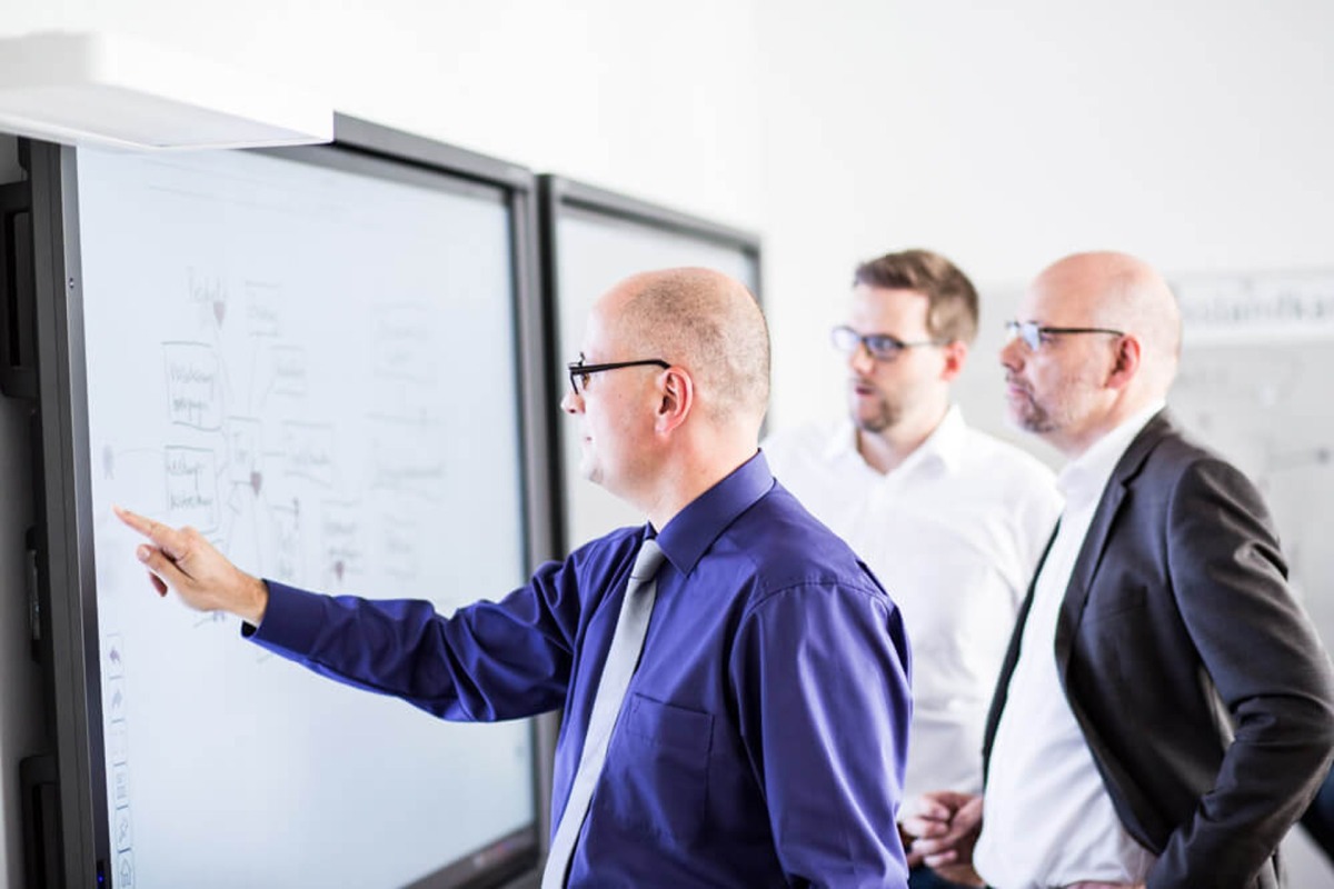 adesso Mitarbeiter an einem Whiteboard adesso Mitarbeiter an einem Whiteboard