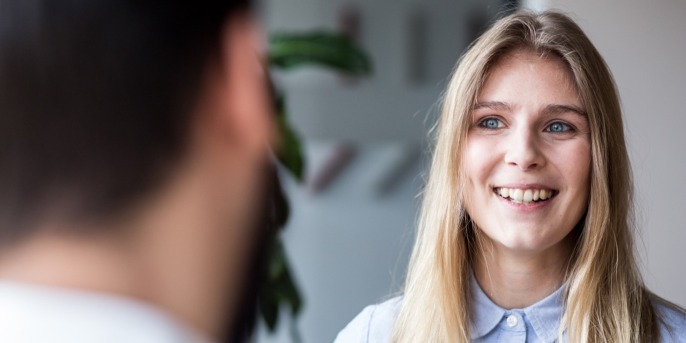 Junge Frau lächelt freundlich