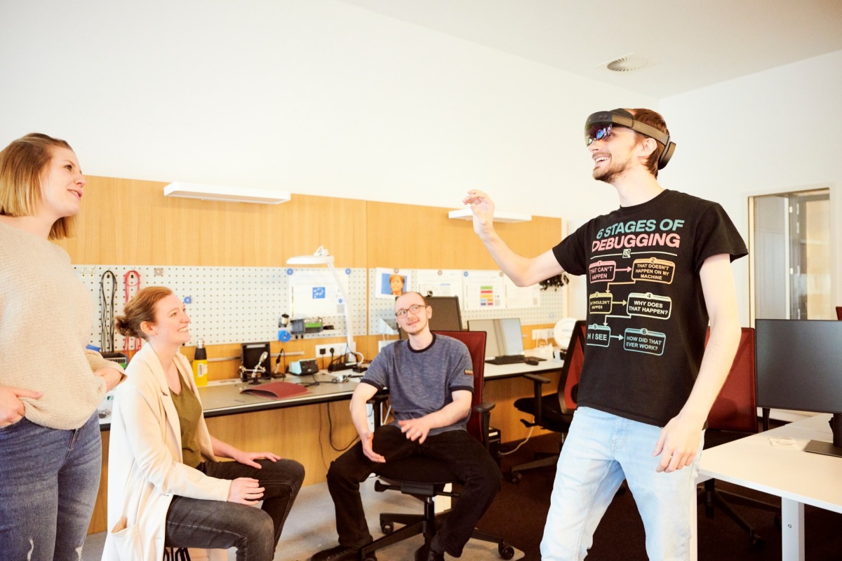 Mitarbeitende Im Digital Experience Lab und VR-Brille