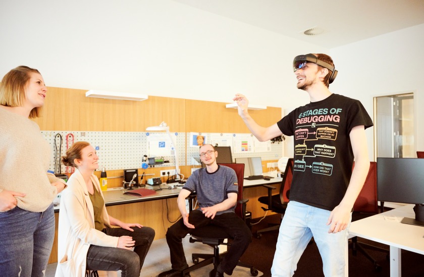Mitarbeitende Im Digital Experience Lab und VR-Brille