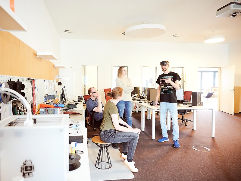 Mitarbeitende im Digital Experience Lab