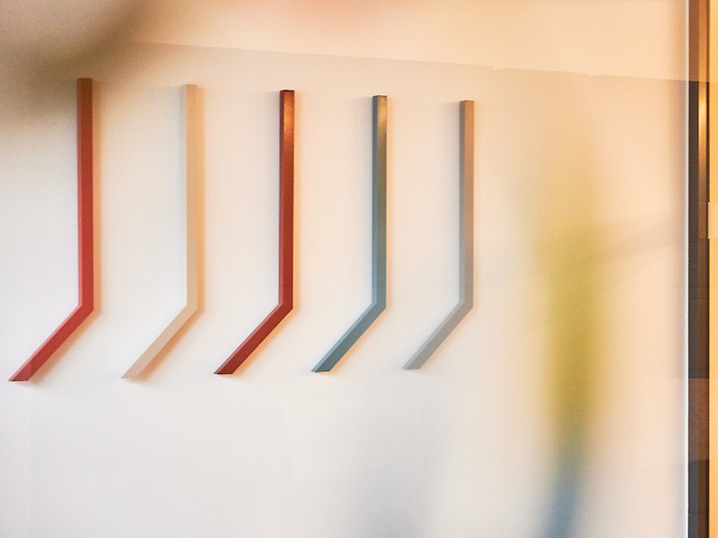 adesso bar an einer Wand adesso bar an einer Wand