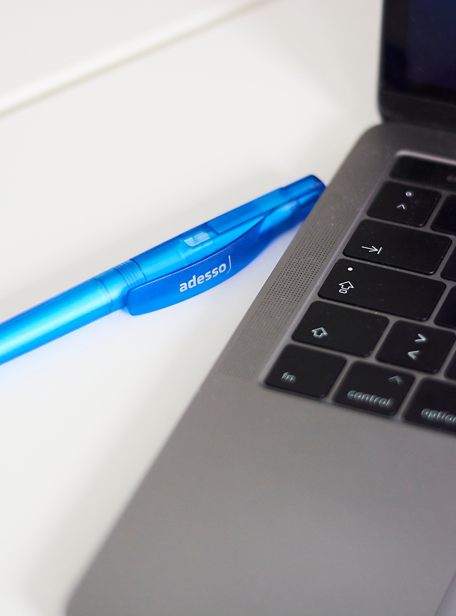 Notebook und Stift auf dem Schreibtisch