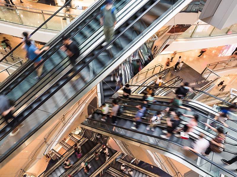 Einkaufscenter mit Rolltreppen Einkaufscenter mit Rolltreppen