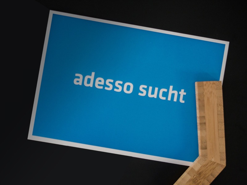 Karte mit der Aufschrift adesso sucht