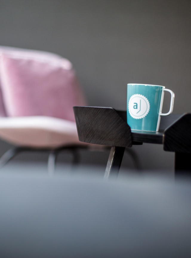 Foto eines Sessels und einer Kaffeetasse